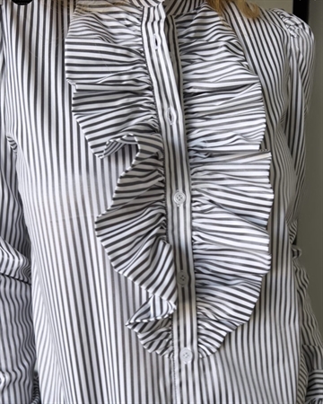 Design By Laerke Anne Ruffle Skjorte - Hvid og shiney strib i Grå-sort